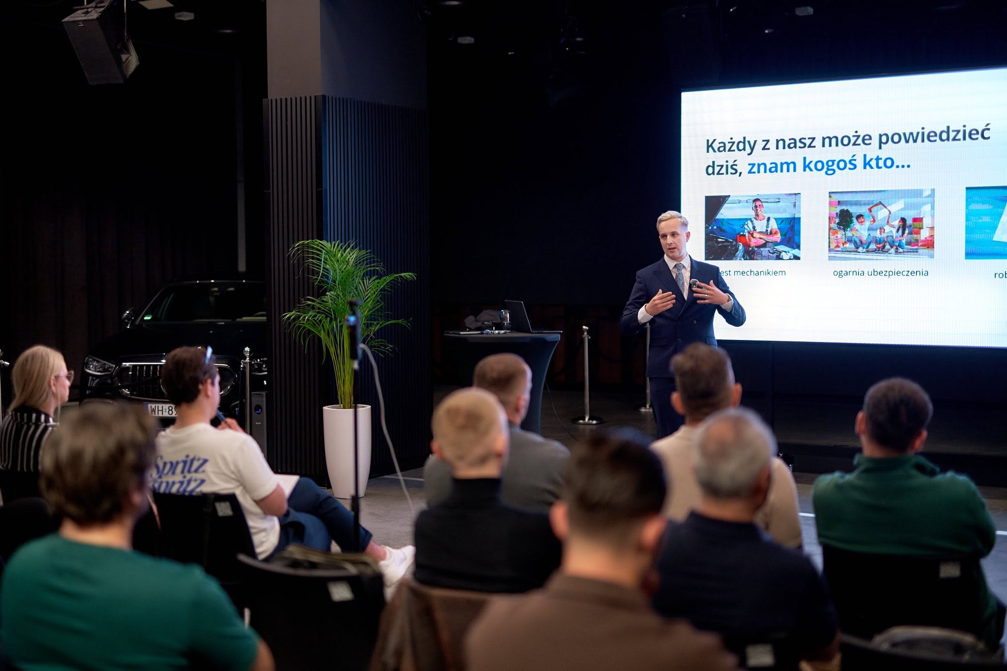 Oskar Litwin podczas szkolenia z closingu przed publicznością